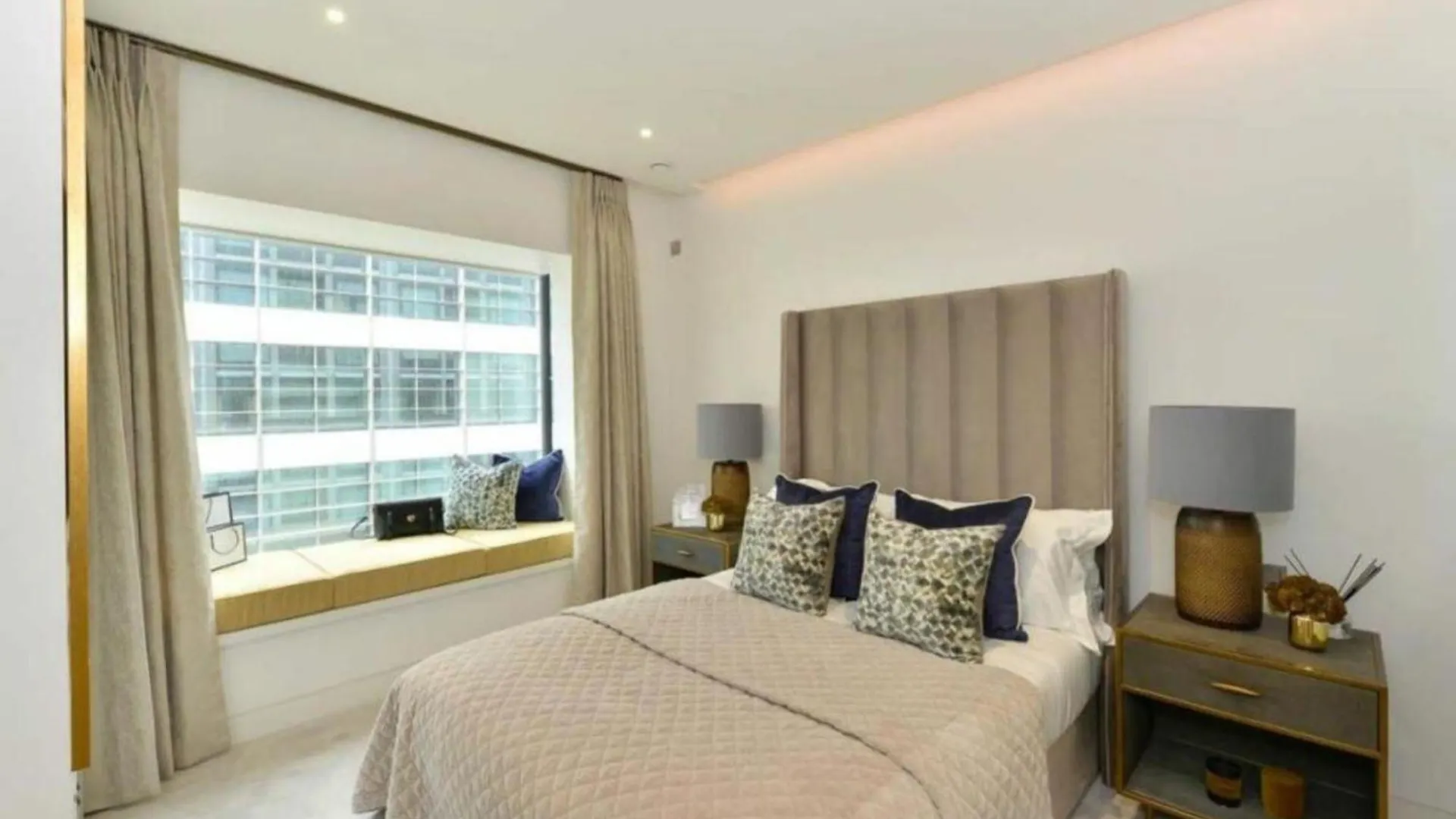 Luxury Riverside Penthouse 2000Sqft London